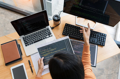 辦公室軟件開發(fā)中的編程員 臺式電腦代碼技術與網(wǎng)站設計的綜合實踐